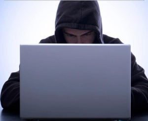 Zdjęcie złodzieja przy laptopie