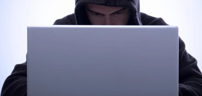 Zdjęcie złodzieja przy laptopie