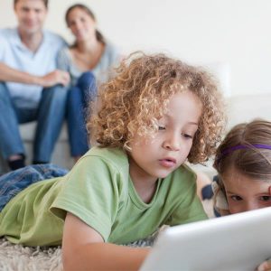 Zdjęcie dziecka przy komputerze